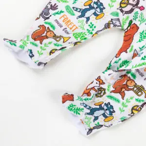Bas de pyjama bébé décoré d’animaux de la forêt jouant de la musique, avec feuilles vertes et notes colorées.