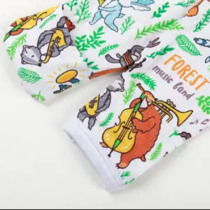 Manche de vêtement bébé décorée d’animaux de la forêt jouant de la musique, avec feuilles vertes et notes colorées.