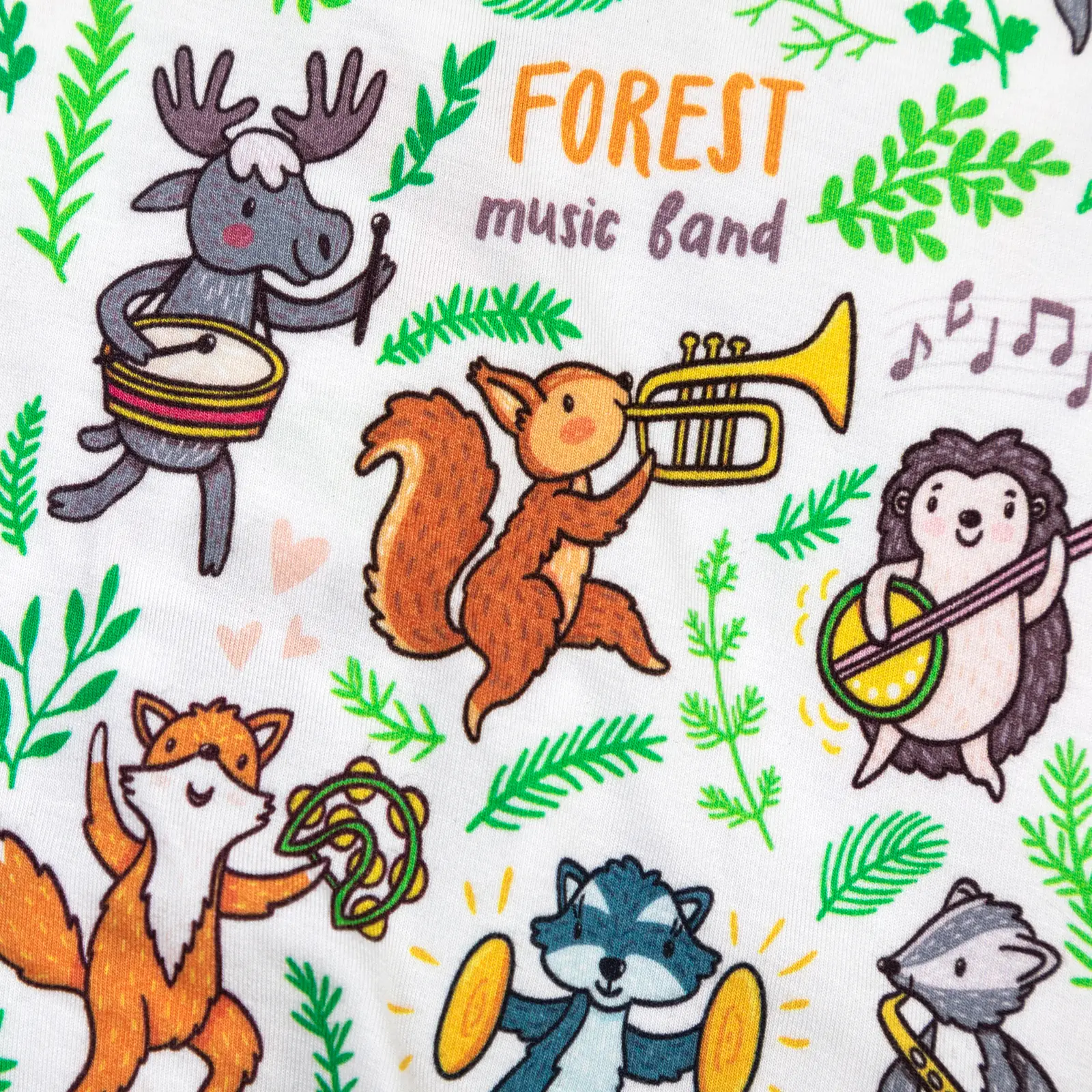 Motif coloré représentant des animaux de la forêt jouant de la musique, entourés de feuilles et notes musicales.