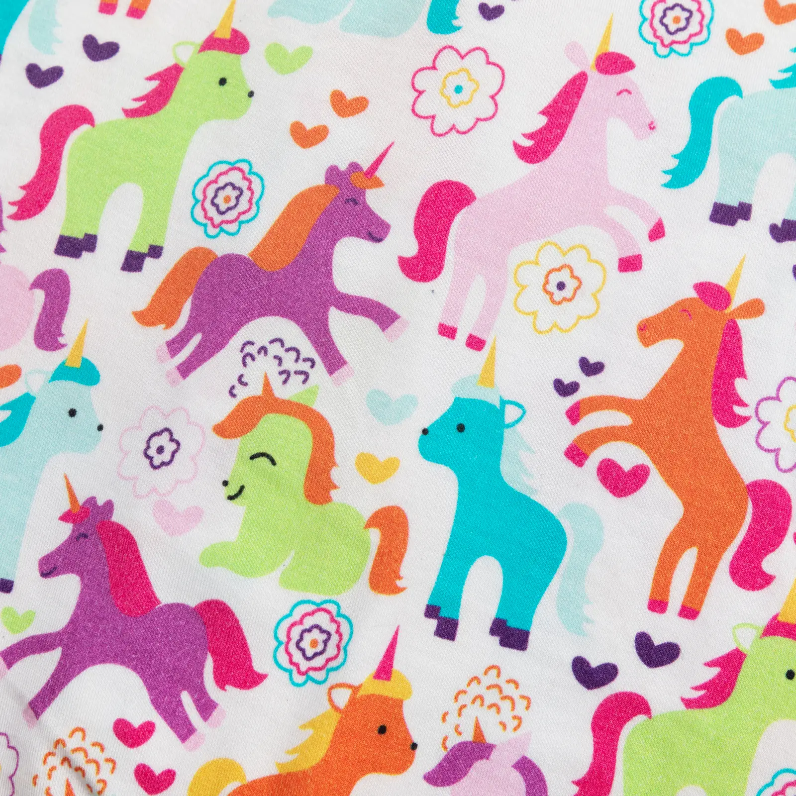 Motif coloré de licornes multicolores entourées de cœurs et de fleurs sur fond blanc.