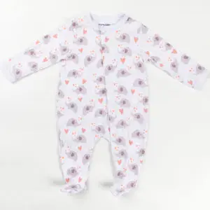 Motif de petits éléphants gris et cœurs orange sur fond blanc, style enfantin.