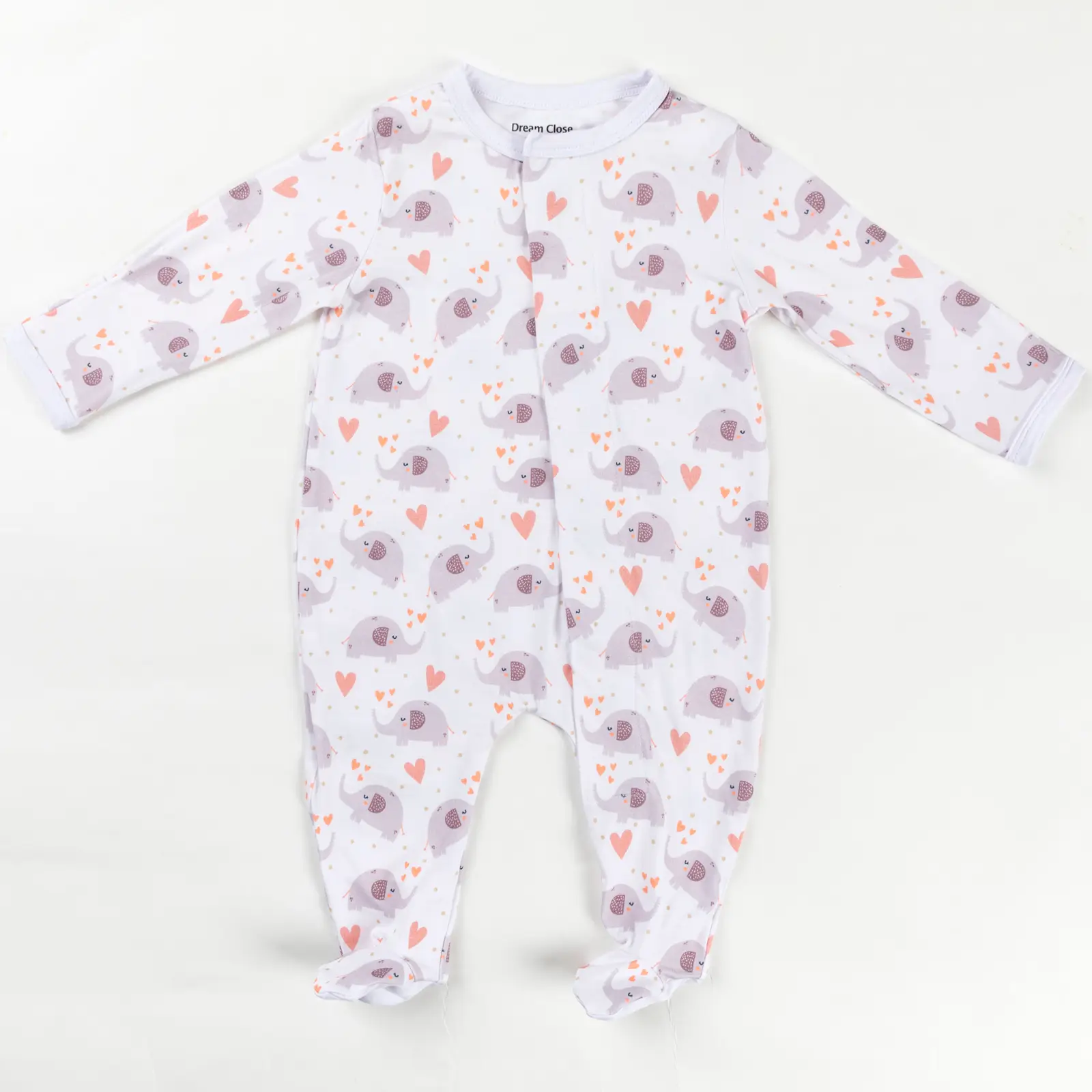 Motif de petits éléphants gris et cœurs orange sur fond blanc, style enfantin.