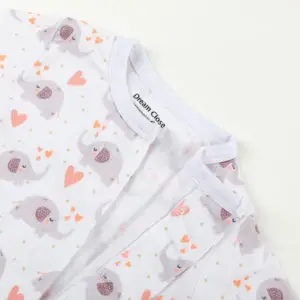 Haut de pyjama bébé décoré d’éléphants violets et de cœurs orange sur fond blanc.
