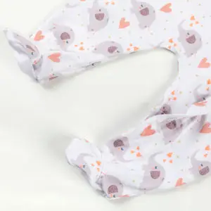 Bas de pyjama bébé décoré d’éléphants gris et de cœurs orange sur fond blanc.