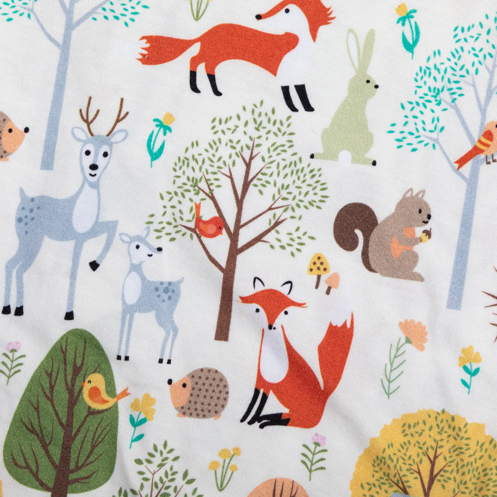 Motif coloré d’animaux de la forêt et d’arbres stylisés sur fond blanc.