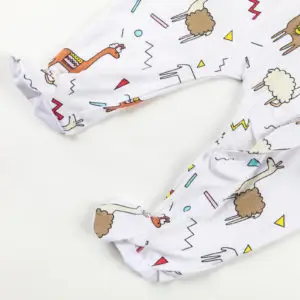 Bas de pyjama bébé décoré de lamas colorés et formes géométriques sur fond blanc.
