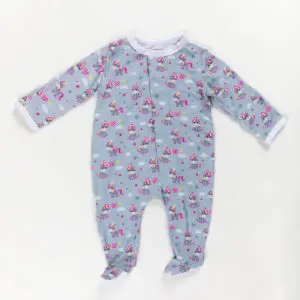 Motif enfantin de licornes colorées avec étoiles et nuages sur fond bleu clair.