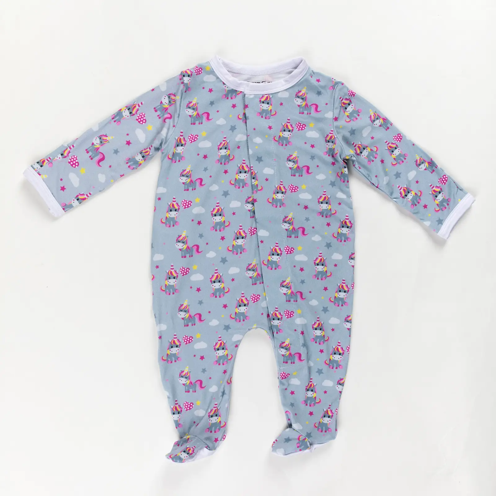 Motif enfantin de licornes colorées avec étoiles et nuages sur fond bleu clair.