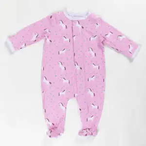 Pyjama bébé rose à fermeture magnétique invisible avec motifs licornes et pieds intégrés.