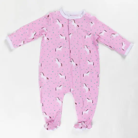 Pyjama bébé rose à fermeture magnétique invisible avec motifs licornes et pieds intégrés.