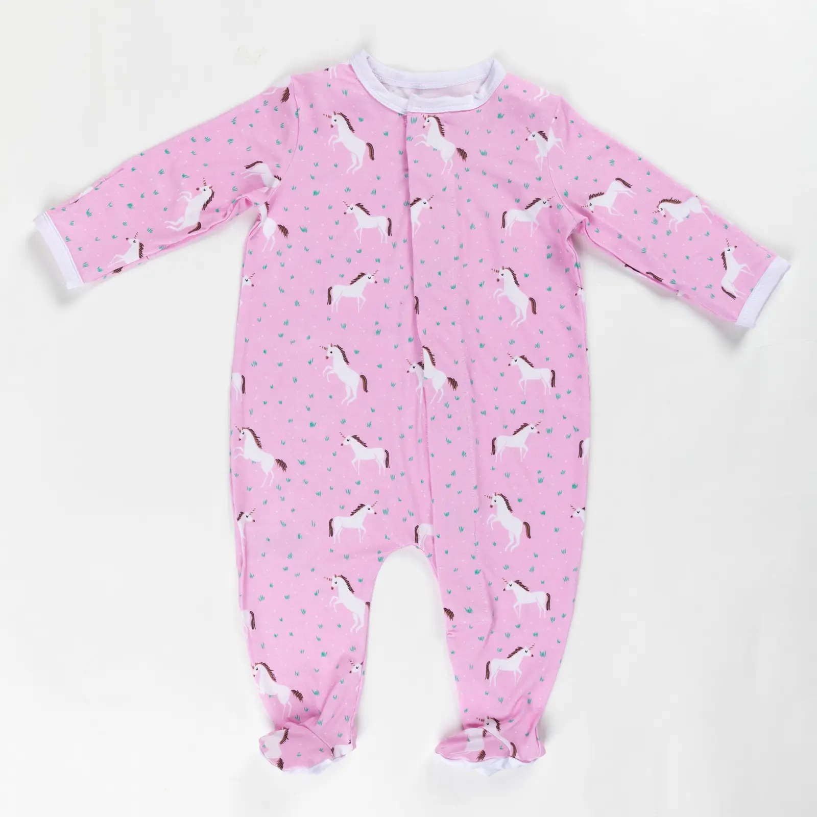 Pyjama bébé rose à fermeture magnétique invisible avec motifs licornes et pieds intégrés.