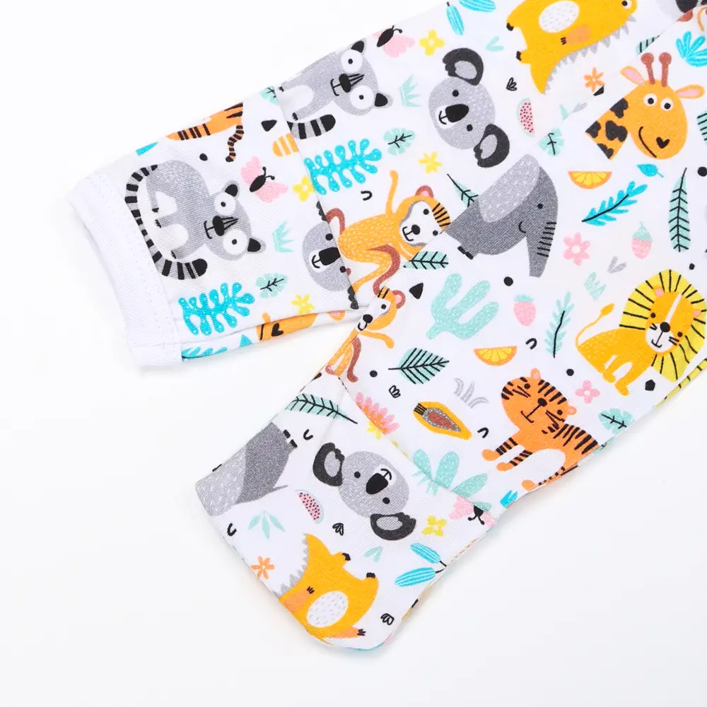 pyjama pour enfant avec motifs colorés d’animaux dessinés de façon ludique, incluant lions, tigres, girafes, koalas, singes, ratons laveurs et renards sur fond blanc.