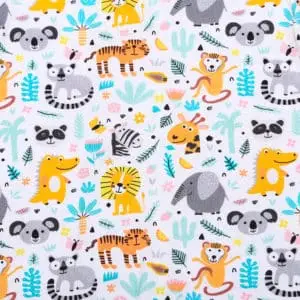 Pyjama blanc à pieds pour bébé avec fermeture magnétique et motifs de petits lions et arcs-en-ciel.