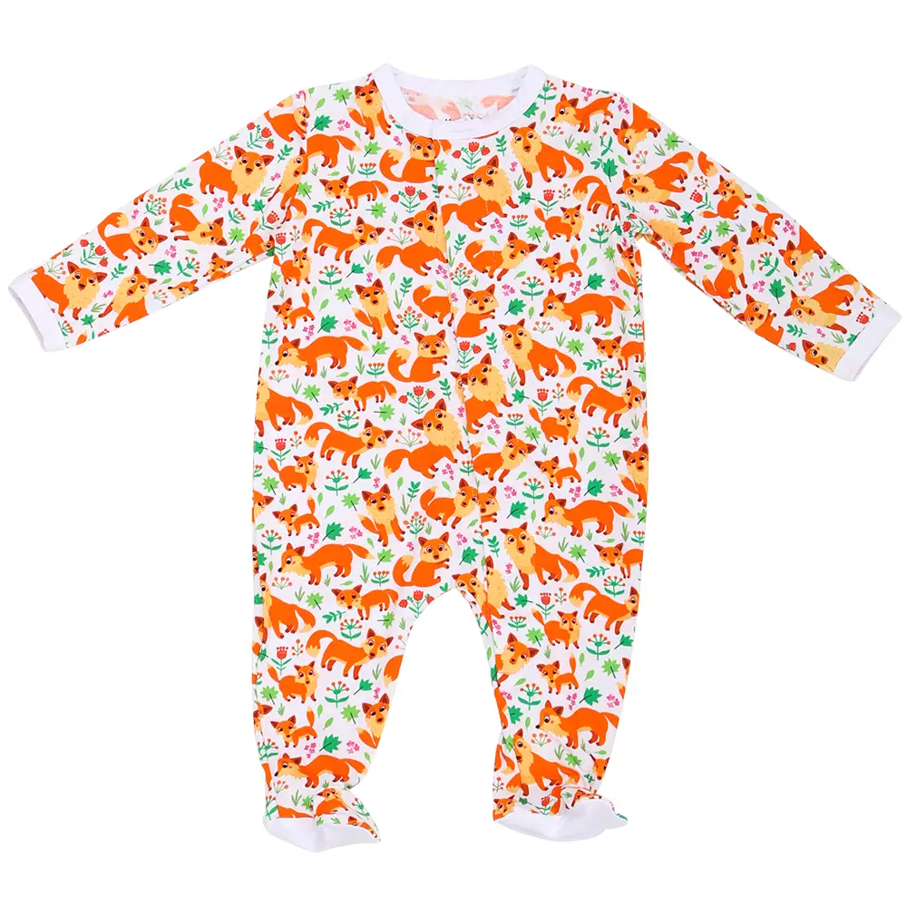 Grenouillère bébé blanche à manches longues et pieds intégrés, décorée de renards orange, feuilles vertes et fleurs rouges dans un style ludique.