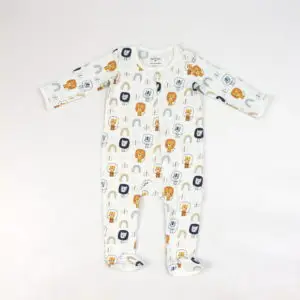 Pyjama blanc à pieds pour bébé avec motifs de lions, arcs-en-ciel et fermeture magnétique.