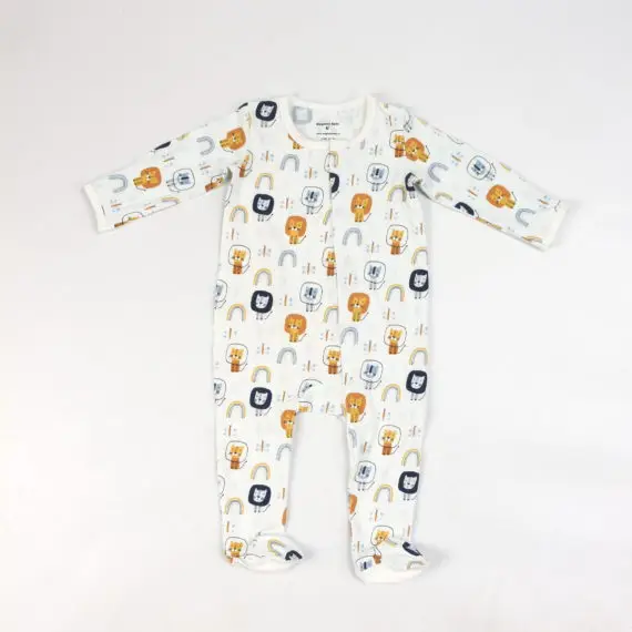 Pyjama blanc à pieds pour bébé avec motifs de lions, arcs-en-ciel et fermeture magnétique.