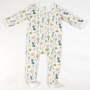 Pyjama blanc à pieds pour bébé avec motifs de lapins et fermeture magnétique.
